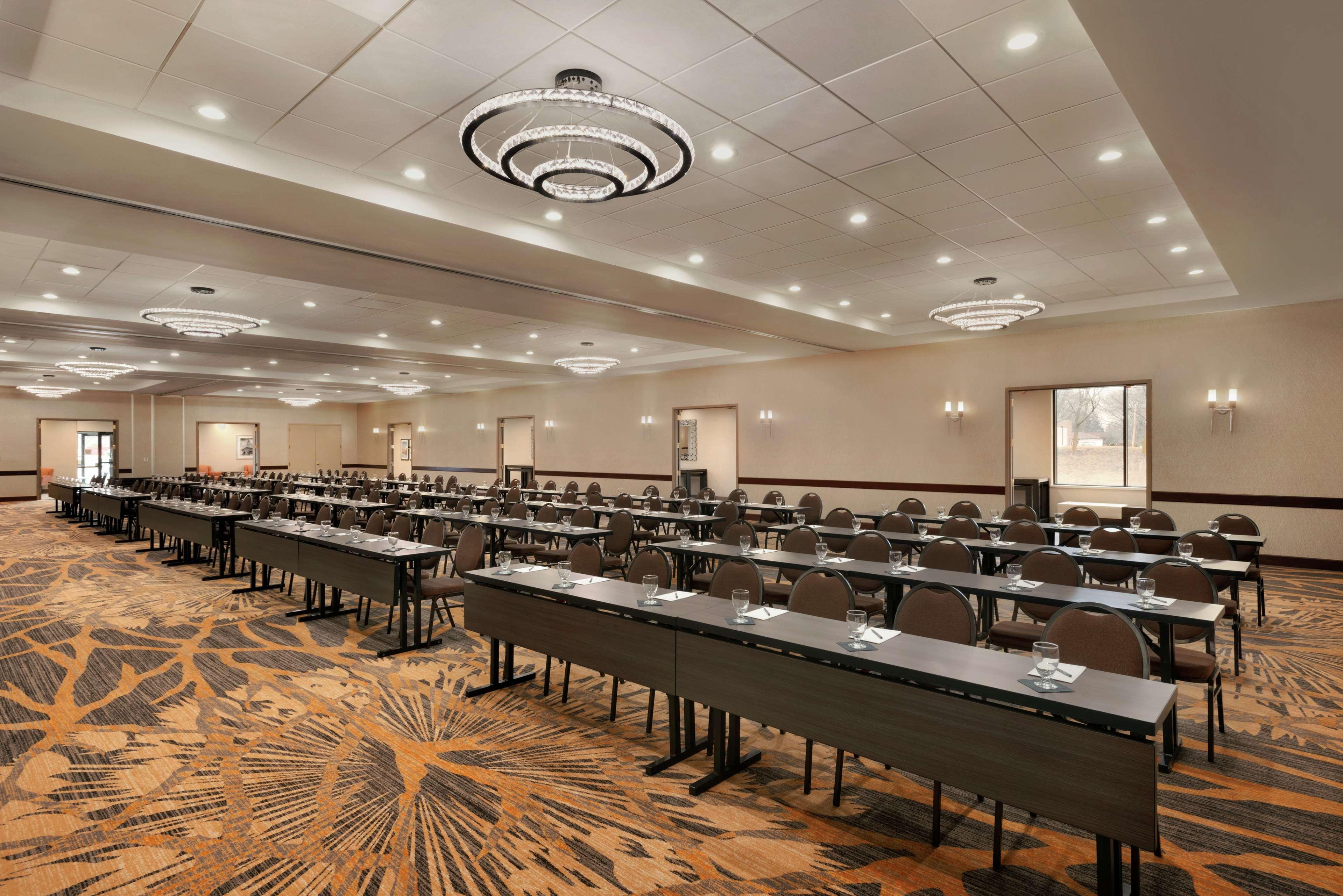 Embassy Suites By Hilton Milwaukee Brookfield Extérieur photo