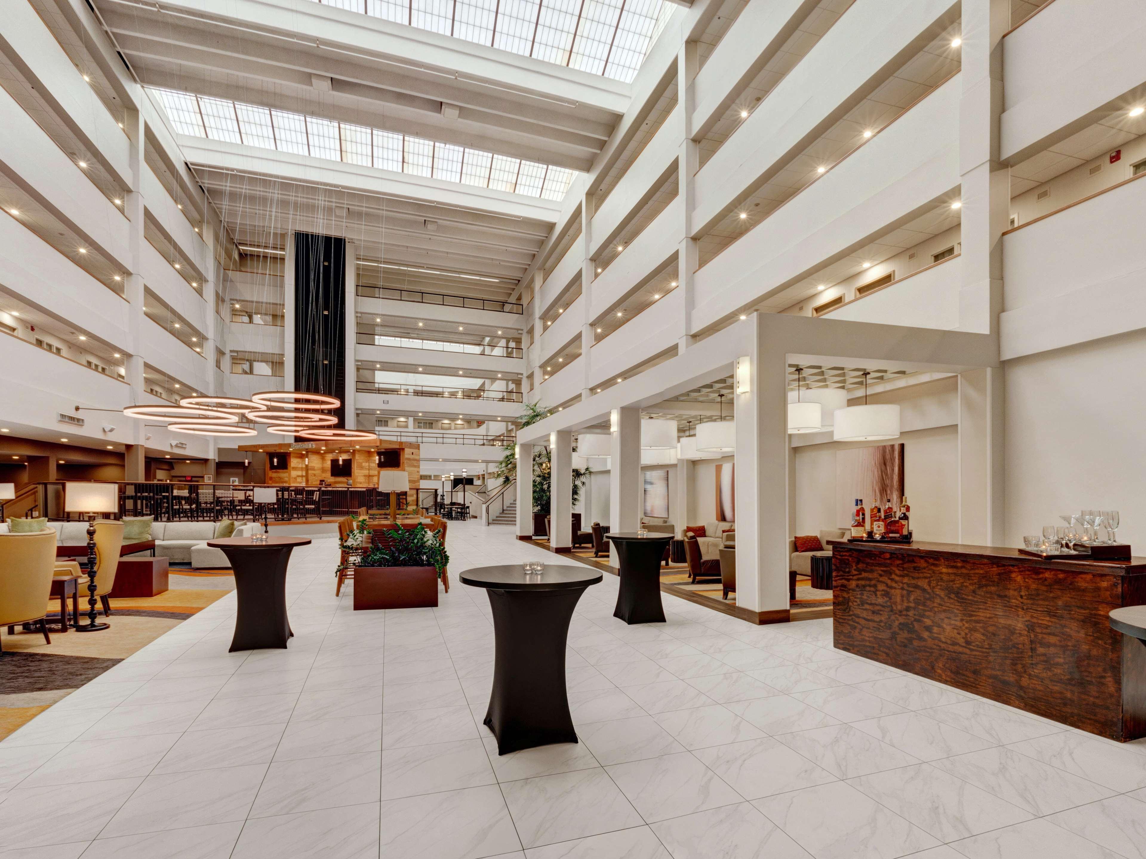 Embassy Suites By Hilton Milwaukee Brookfield Extérieur photo