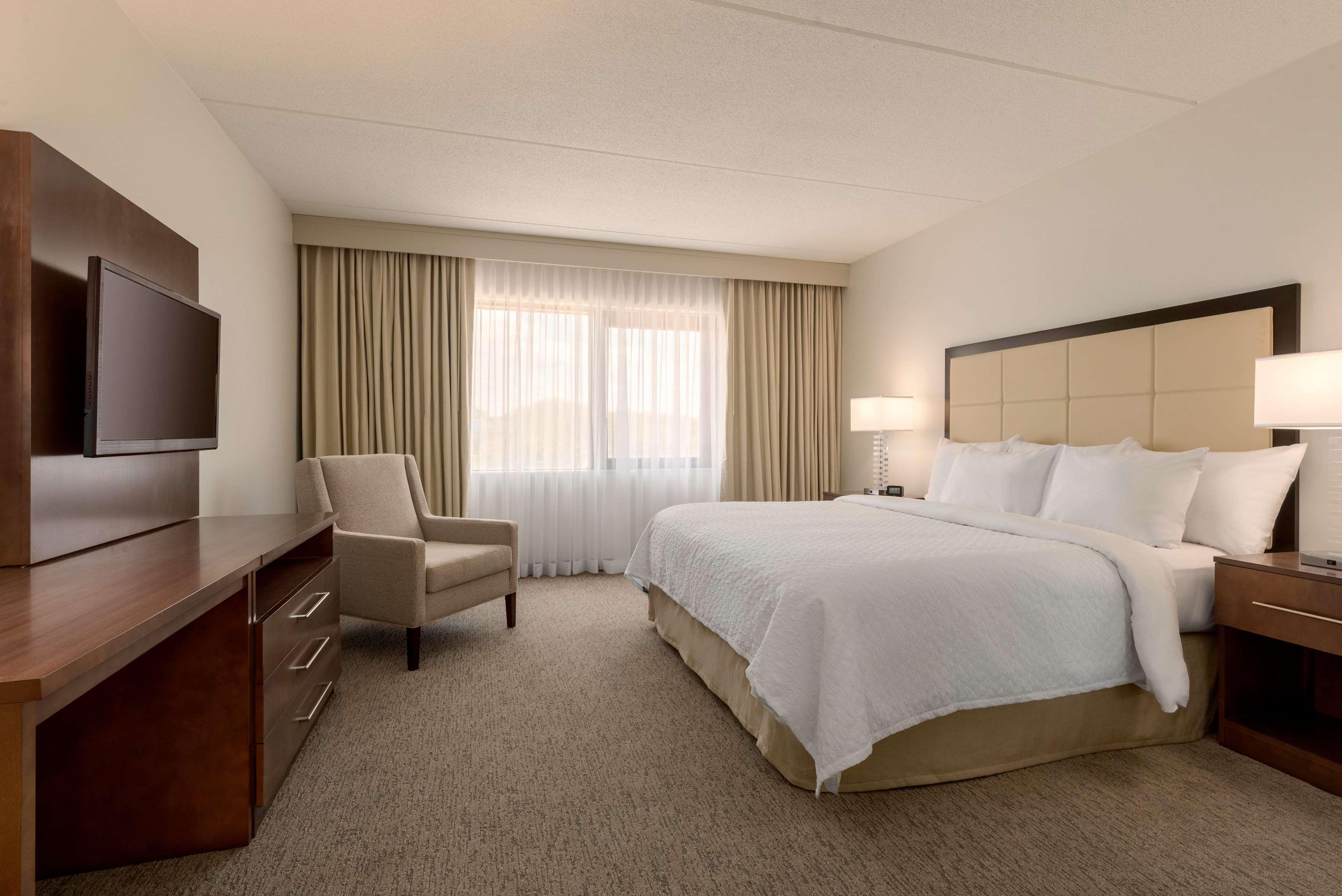 Embassy Suites By Hilton Milwaukee Brookfield Extérieur photo
