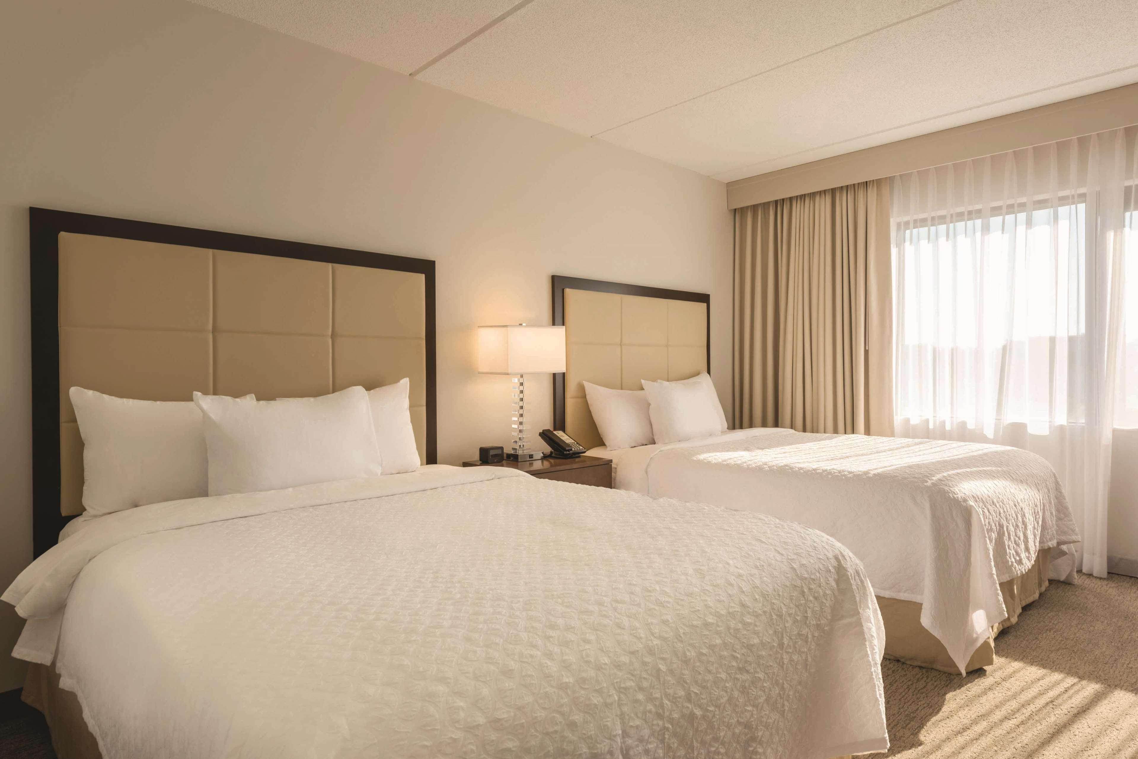 Embassy Suites By Hilton Milwaukee Brookfield Extérieur photo
