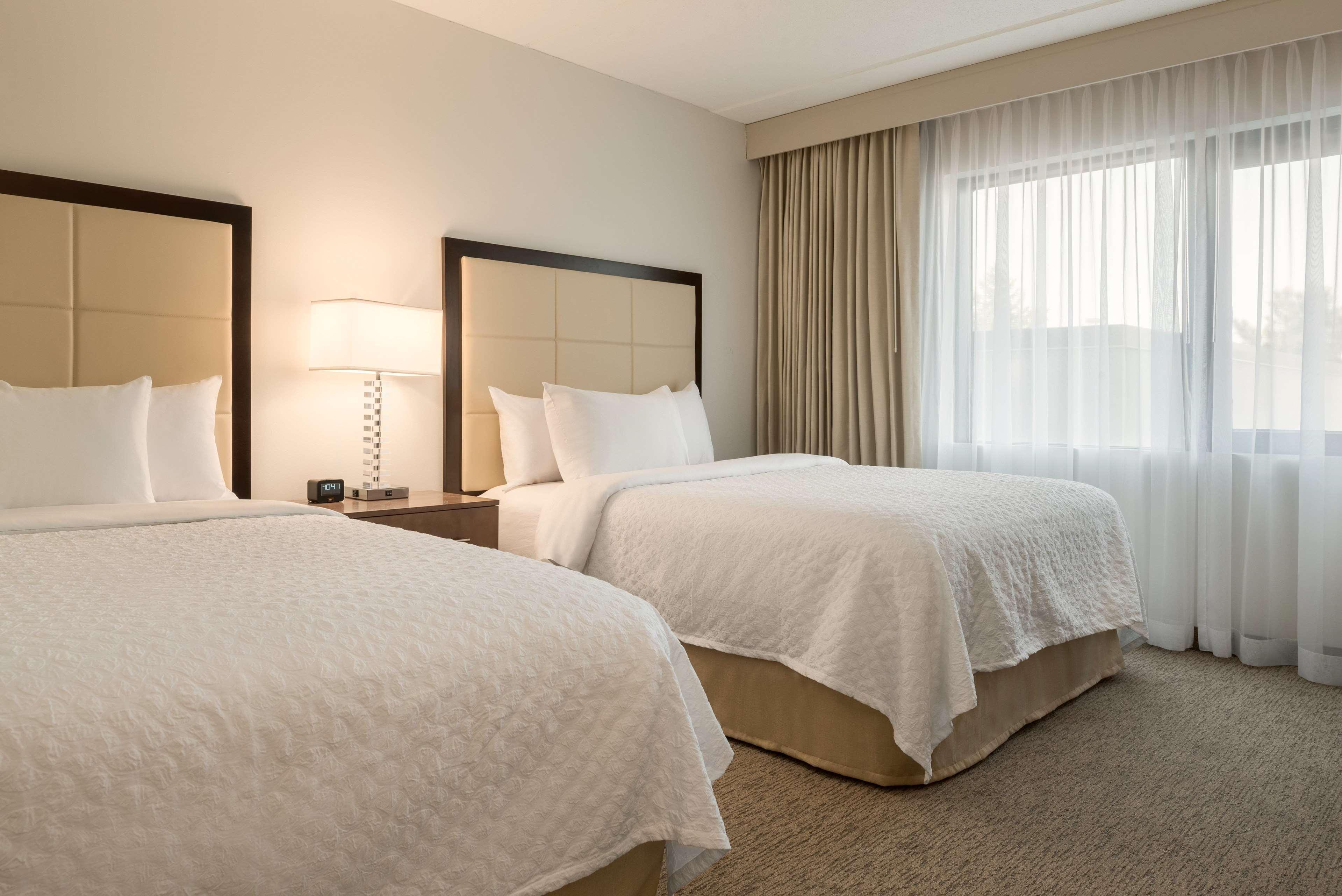 Embassy Suites By Hilton Milwaukee Brookfield Extérieur photo