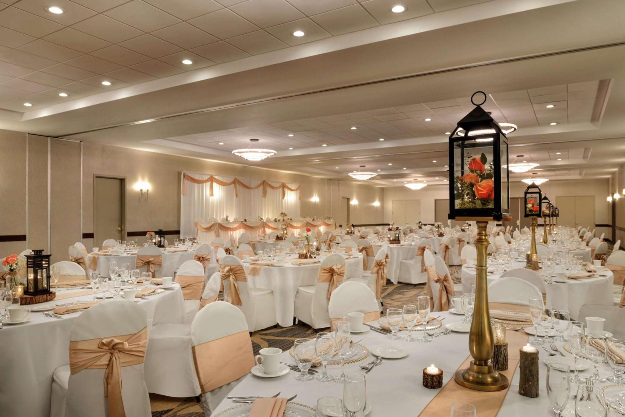 Embassy Suites By Hilton Milwaukee Brookfield Extérieur photo