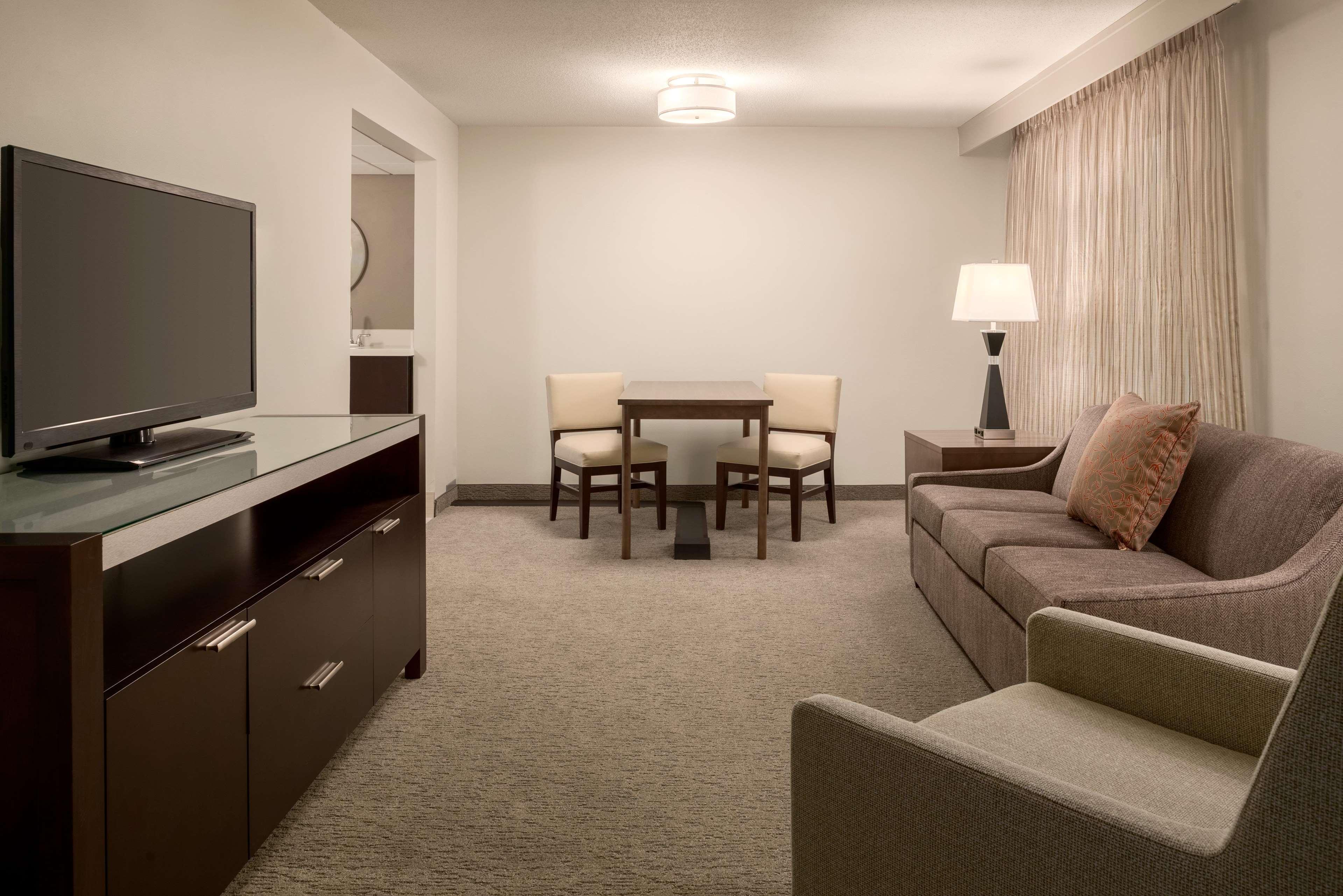Embassy Suites By Hilton Milwaukee Brookfield Extérieur photo