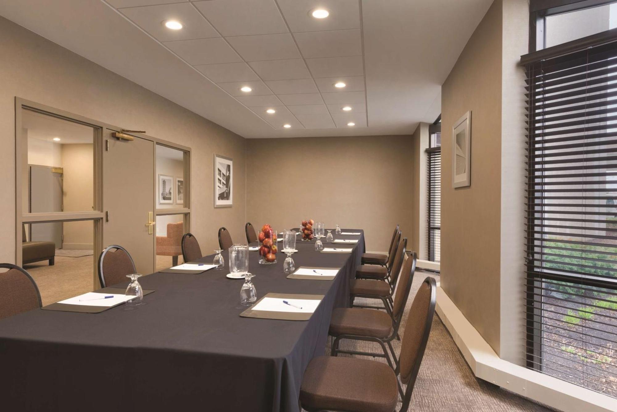 Embassy Suites By Hilton Milwaukee Brookfield Extérieur photo
