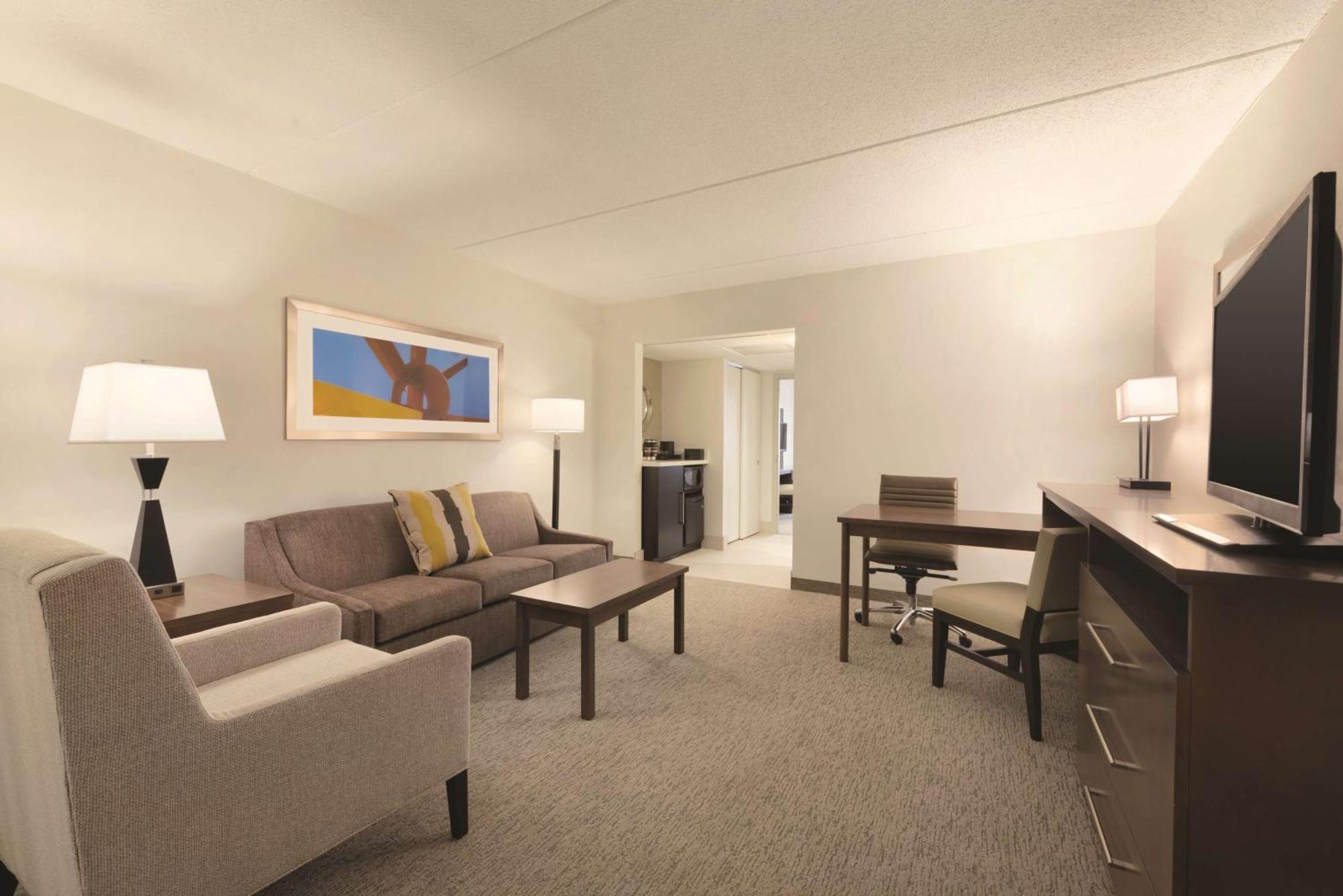 Embassy Suites By Hilton Milwaukee Brookfield Extérieur photo